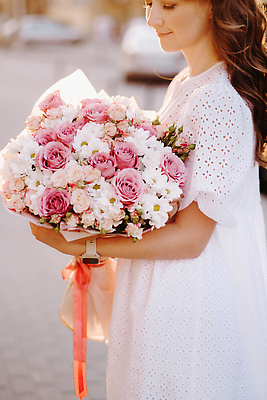 포토 JPG 해외이미지 원피스 여자 꽃다발 안기 거리 한명 상반신 성인 야외 햇빛 성인여자한명만 해외202309 해외포토 1 옷 꽃 모션 사람 태양 여자한명만 성인여자만 파일형식