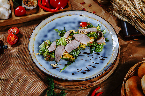 포토 JPG 해외이미지 전통 식기 음식 토마토 채소 양파 파슬리 건강 육류 옥수수 요리 사람없음 장식 초록색 식사 저녁식사 샐러드 소고기 햄버거 신선 폐기물 상추 혀 먹기 아스파라거스 소금 후추 성분 바질 점심식사 맛있는 해외202309 해외포토 컬러 식재료 모션 곡류 패스트푸드 입 쓰레기 향신료 파일형식