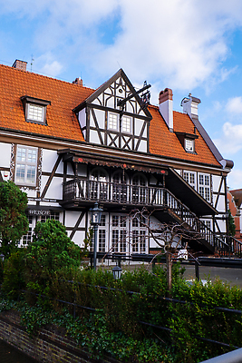 포토 JPG 해외이미지 외관 유럽 문화 여행 건축양식 창문 지붕 벽돌 거리 아파트 주택 풍경 사람없음 건물 관광지 강 컬러풀 조각상 뷰티 교회 도시 센터 역사 도심 정사각형 타운 연립주택 시청 폴란드 공동주택 구시가지 랜드마크 옛날 채널 해외202309 해외포토 도형 건축물 건축 나라 컬러 종교건축 조형물 관공서 파일형식