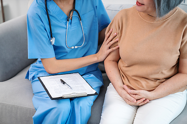 포토 JPG 해외이미지 여자 노년 행복 할머니 청진기 병원 앉기 동양인 상반신 성인 두명 앞모습 소파 펜 건강관리 환자 간호사 보고서 서류판 여자만 해외202309 해외포토 감정 뷰포인트 의자 의학 의료기기 모션 건강 관리 사람 인종 필기구 사무용품 의료진 파일형식