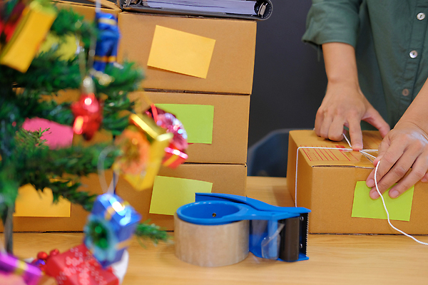 포토 JPG 해외이미지 손 신체부위 상자 크리스마스트리 공책 메모지 끈 책상 준비 테이프 분류 해외202309 해외포토 가구 크리스마스 문구용품 사람 사무용품 파일형식