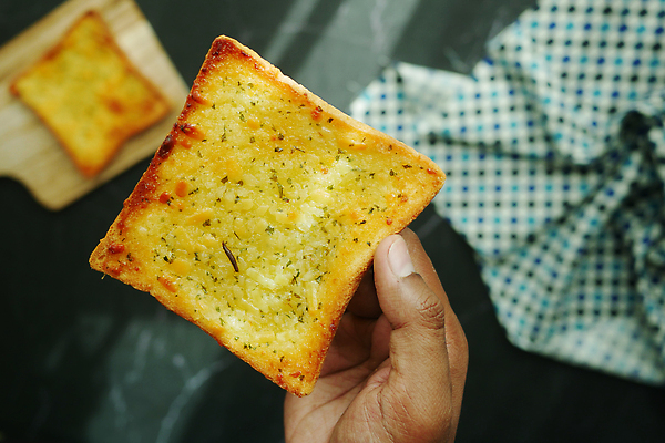 포토 JPG 해외이미지 손 음식 빵 채소 재료 건조 파슬리 마늘 사람없음 초록색 갈색 노란색 튀김 고명 선택 바게트 굽기 먹기 허브 향신료 슬라이스 토스트 채식주의자 솔깃 해외202309 해외포토 식물 컬러 컨셉 모션 신체부위 구이 채식 향미료 파일형식