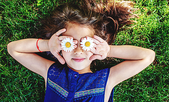 포토 JPG 해외이미지 라이프스타일 손 디자인 꽃 행복 얼굴 어린이 꽃다발 백그라운드 밭 가족 자연 건강 사랑 미술 미소 사람 사람없음 초록색 여름 태양 뷰티 노란색 유행 봄 기쁨 자유 흰색 시골 아기 질감 돌봄 캐모마일 해외202309 해외포토 자연요소 식물 계절 감정 컬러 컨셉 농업 관계 모션 문화예술 표정 생활 신체부위 허브 생태계 파일형식