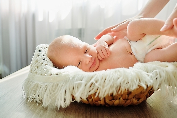 포토 JPG 해외이미지 백인 1 행복 얼굴 어린이 엄마 새로움 선물 사랑 한명 사람 소년 내부 초록색 뷰티 바구니 카펫 기쁨 꿈 흰색 아기 신생아 잠 달콤 담요 피부 기저귀 벌거벗은 안락 해외202309 해외포토 서양인 남자 감정 컬러 컨셉 가족 신체부위 아기용품 맛 파일형식