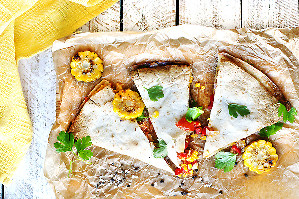 포토 JPG 해외이미지 접시 음식 조각 토마토 채소 포장 치즈 콩 실내 파슬리 샌드위치 건강 육류 옥수수 요리 사람없음 목재 가로 치킨 소고기 덮개 시골 그릴 먹기 머스터드 향신료 속도 슛 후추 타코 비건 전경 해외202309 해외포토 나무 식기 식재료 재료 모션 주방용품 유제품 곡류 풍경 내부 뚜껑 소스_음식 닭고기요리 채식주의자 향미료 파일형식 탑뷰