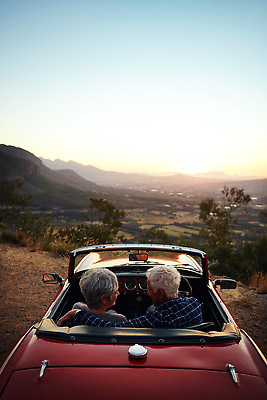 포토 JPG 해외이미지 나무 여자 노년 남자 산 상반신 야외 두명 옆모습 햇빛 노부부 일몰 드라이브 오픈카 노인만 어깨에손 해외202309 해외포토 식물 부부 뷰포인트 모션 승용차 사람 성인 태양 노을 운전 성인만 파일형식