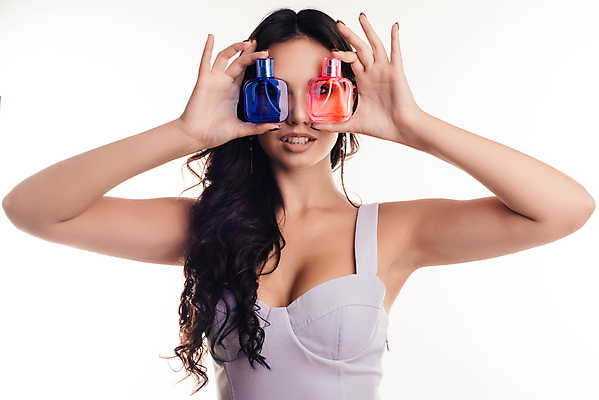 포토 JPG 해외이미지 백인 모델 여자 얼굴 백그라운드 손가락 관리 한명 성인 파란색 야자수 뷰티 유행 화장품 잡기 화려 고급 우아함 심볼 피부 향수 입술 향기 아로마 분무기 광택 향 악취 에센스 쾰른 해외202309 해외포토 서양인 나무 1 손 컬러 컨셉 모션 독일 사람 신체부위 냄새 파일형식