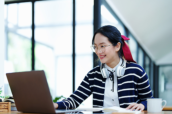 포토 JPG 해외이미지 직업 학생 라이프스타일 여자 교육 백그라운드 컨셉 인터넷 비즈니스 통신 회의 설계 주택 직장 한명 사람 앉기 동양인 성인 노트북 학습 컴퓨터 사무실 디지털 검은색 헤드폰 공책 업무 작업 비즈니스우먼 도서관 E 연결 온라인 동영상 예산 온라인강의 프리랜서 해외202309 해외포토 1 알파벳 컬러 음향기기 회사 모션 문구용품 인종 건물 생활 전자제품 직장인 강의 파일형식 언택트