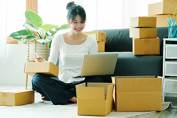 포토 JPG 해외이미지 여자 화분 잎 실내 한명 동양인 성인 노트북 쌓기 기록 택배 택배상자 박스포장 온라인쇼핑몰 성인여자한명만 해외202309 해외포토 식물 1 포장 모션 사람 인종 내부 전자제품 상자 운송업 쇼핑몰 온라인 여자한명만 성인여자만 파일형식