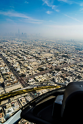 포토 JPG 해외이미지 도로 여행 비즈니스 중동 하늘 사람없음 건물 도시풍경 사무실 고층빌딩 사막 도시 고속도로 헬리콥터 이웃 아랍에미리트 두바이 해외202309 해외포토 건축물 나라 길 교통시설 비행기 풍경 빌딩 파일형식