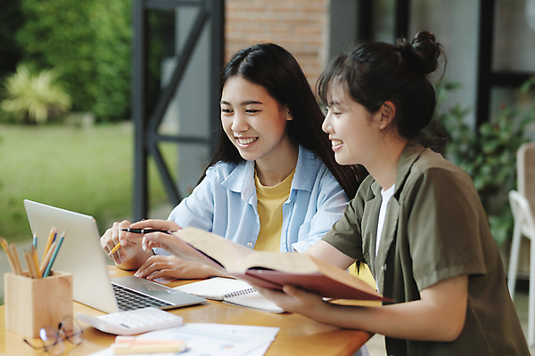 포토 JPG 해외이미지 학생 교육 교실 학교 수업 실내 관리 두명 책 학습 스터디 독서 공책 시험 기록 그룹 도서관 강의 신학기 교과서 준비 대학교 해외202309 해외포토 문구용품 교재 사람 내부 파일형식