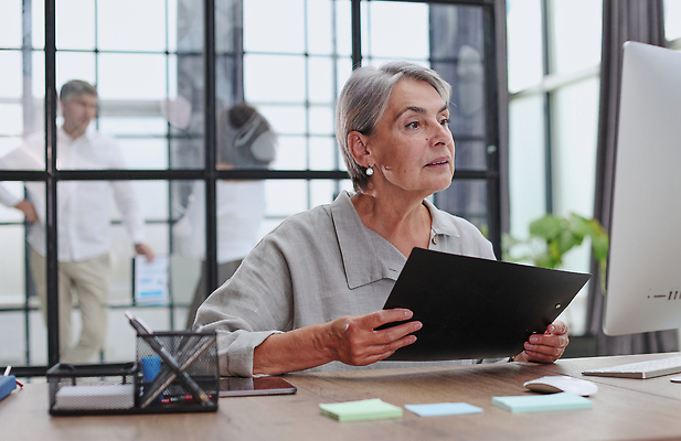 포토 JPG 해외이미지 백인 직업 라이프스타일 여자 행복 비즈니스 통신 창문 성공 설계 아이디어 대화 미소 사람 앉기 정장 성인 야외 세명 노트북 컴퓨터 사무실 알약 미국 활발 회색 흰색 작업 비즈니스우먼 문신 무선전화기 전화기 경영자 온라인 경영 해외202309 해외포토 서양인 옷 감정 컬러 컨셉 북아메리카 모션 표정 말하기 생활 전자제품 약 직장인 리더 파일형식