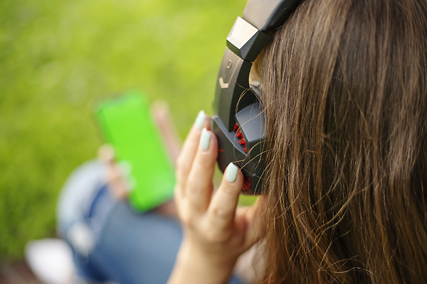 포토 JPG 해외이미지 나무 백인 1 라이프스타일 공원 여자 행복 얼굴 음악 이어폰 인터넷 자연 휴식 한명 사람 앉기 잔디 야외 초록색 스마트폰 핸드폰 뷰티 유행 헤드폰 소리 봄 산책 듣기 라디오 내추럴 플레이어 해외202309 해외포토 서양인 식물 계절 공공시설 감정 컬러 음향기기 컨셉 모션 문화예술 생활 신체부위 전자제품 스마트기기 생태계 파일형식