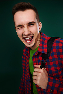 포토 JPG 해외이미지 1 학생 응시 남자 행복 감정 얼굴 백그라운드 컨셉 셔츠 배낭 휴가 수염 건강 한명 서기 사람 소년 성인 빨간색 초록색 여행객 카메라 표현 자신감 만족 싱글 흥분 긍정 고립 백패커 체크인 스타일 밀레니얼 해외202309 해외포토 시선 어린이 컬러 상의 가방 모션 신체부위 경제 전자제품 파일형식