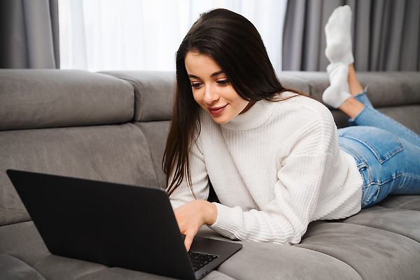 포토 JPG 해외이미지 백인 직업 라이프스타일 여자 교육 행복 거실 인터넷 휴식 아파트 주택 갈색머리 직장 한명 성인 노트북 쇼핑 컴퓨터 소파 뷰티 디지털 공책 방 연결 사이버 만족 긍정 주말 거짓말 프리랜서 해외202309 해외포토 서양인 1 헤어스타일 감정 컨셉 의자 회사 문구용품 사람 건물 생활 전자제품 파일형식
