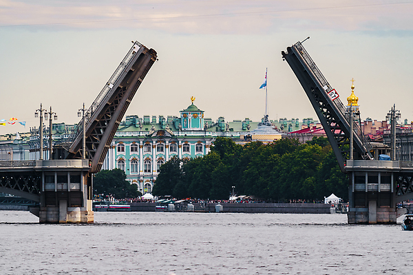 포토 JPG 해외이미지 여행 건축양식 하늘 파노라마 풍경 사람없음 야외 건물 초록색 물 여름 빛 강 도시풍경 성당 교회 여행객 축제 황혼 일몰 도시 오픈 역사 성자 저녁 러시아 장면 도개교 랜드마크 러시아인 옛날 해외202309 해외포토 자연요소 서양인 건축물 계절 건축 유럽 종교 컬러 종교건축 촬영기법 사람 노을 다리_건축물 야간 파일형식