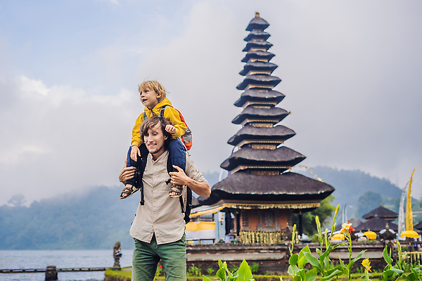 포토 JPG 해외이미지 전통 꽃 아시아 종교 문화 아들 호수 상징 섬 여행 건축양식 자연 산 파노라마 소년 야외 두명 물 여행객 마을 일몰 새벽 사찰 역사 아빠 심볼 화산 발리 인도네시아 신성 빛망울 랜드마크 숭배 힌두교 해외202309 해외포토 자연요소 식물 남자 건축 나라 어린이 가족 종교건축 촬영기법 사람 빛 노을 생태계 파일형식