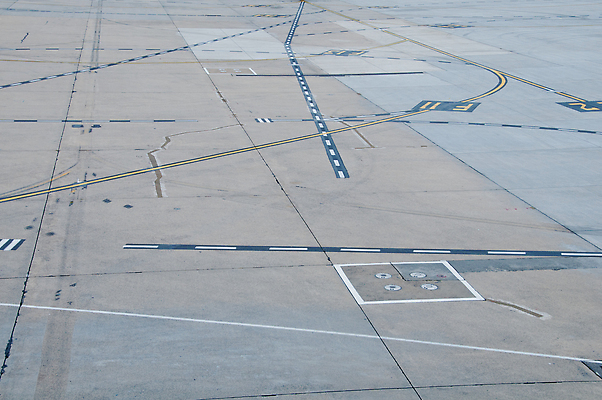 포토 JPG 해외이미지 공원 도로 선 조각 여행 교통시설 하늘 바닥 비행기 사람없음 야외 우주 공항 큼 도착 항공 출발 시멘트 활주로 제트기 이륙 대패 땅바닥 착륙 콘크리트 비어있는 해외202309 해외포토 공공시설 길 교통 컨셉 항공교통 대중교통 크기 시설 파일형식