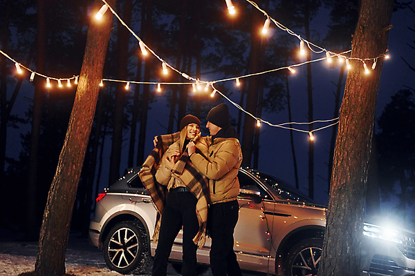 포토 JPG 해외이미지 나무 커플 여자 남자 행복 여행 겨울 전구 자동차 상반신 성인 야외 두명 옆모습 마주보기 야간 담요 패딩 성인만 차박 해외포토 자연요소 식물 계절 감정 육상교통 뷰포인트 관계 모션 사람 점퍼 캠핑 파일형식