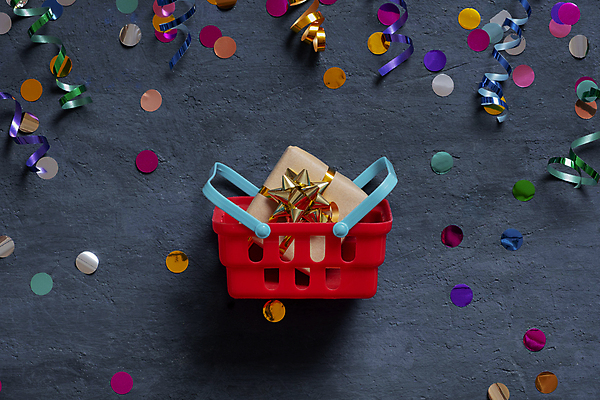 포토 JPG 해외이미지 디자인 백그라운드 컨셉 크리스마스장식 인터넷 비즈니스 탁자 휴가 선물 사람없음 선물상자 쇼핑 상자 세일 바구니 상점 디지털 검은색 웹 카트 시장 구매 상업 시멘트 머리위 소매 온라인 승진 금요일 마케팅 매각 특별함 플랫레이 블랙프라이데이 제의 해외202309 해외포토 컬러 가구 크리스마스 데이이벤트 플랫 요일 파일형식