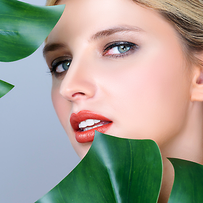 포토 JPG 해외이미지 여자 얼굴 한명 상반신 성인 앞모습 금발 화장 뷰티 우아함 피부 야자수잎 성인여자한명만 해외포토 1 헤어스타일 뷰포인트 컨셉 잎 사람 신체부위 여자한명만 성인여자만 파일형식