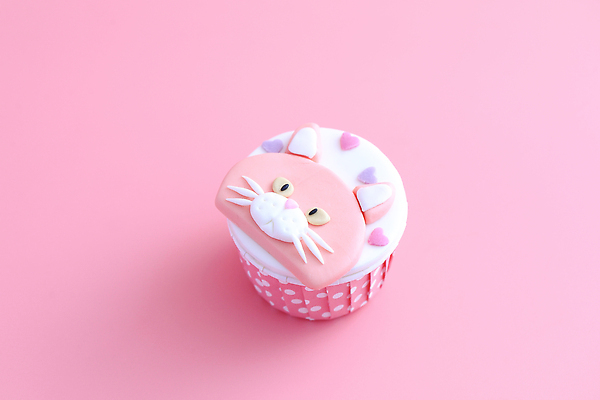 포토 JPG 해외이미지 사람없음 장식 한개 고양이 달콤 컵케이크 생크림 분홍색배경 해외202309 해외포토 1 분홍색 백그라운드 포유류 반려동물 케이크 맛 크림 파일형식