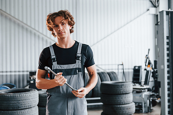 포토 JPG 해외이미지 남자 자동차 한명 들기 상반신 성인 앞모습 기계 스패너 작업 기술자 수리 고장 열정 정비공 교체 자동차정비 정비소 성인남자한명만 해외202309 해외포토 직업 1 감정 육상교통 뷰포인트 모션 사람 공구 남자한명만 성인남자만 파일형식