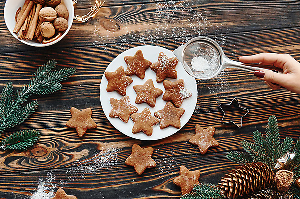 포토 JPG 해외이미지 손 별 크리스마스 들기 신체부위 하이앵글 쿠키 채망 뿌리기 솔방울 솔잎 슈가파우더 나무배경 해외202309 해외포토 자연요소 기념일 뷰포인트 백그라운드 잎 모션 주방용품 디저트 사람 파일형식