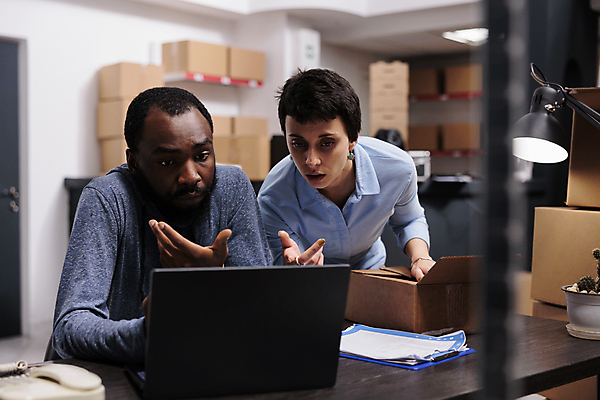 포토 JPG 해외이미지 백인 응시 여자 남자 흑인 노동자 실내 상반신 성인 두명 앞모습 노트북 상자 가리킴 작업 물류창고 성인만 해외202309 해외포토 서양인 직업 시선 뷰포인트 사람 손짓 내부 전자제품 창고 파일형식
