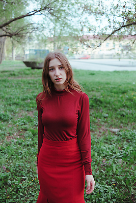 포토 JPG 해외이미지 나무 식물 라이프스타일 긴머리 드레스 공원 여자 꽃 백그라운드 자연 한명 야외 빨간색 초록색 금발 뷰티 맑음 봄 벚꽃 표현 신선 냄새 아로마테라피 우크라이나 펠트 스타일 해외202309 해외포토 1 헤어스타일 옷 계절 공공시설 유럽 컬러 날씨 사람 생활 생태계 테라피 파일형식 천_직물