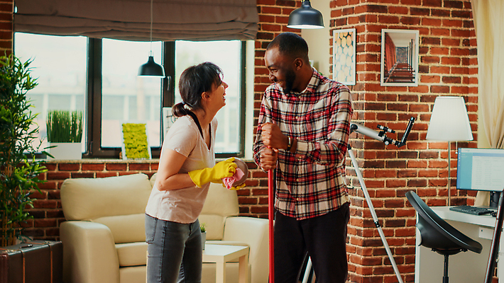 포토 JPG 해외이미지 커플 여자 남자 화초 액자 노래 창문 탁자 상반신 성인 두명 옆모습 소파 마주보기 모니터 망원경 커튼 청소 집중 걸레 대걸레 성인만 해외202309 해외포토 식물 음악 뷰포인트 가구 컨셉 의자 관계 모션 사람 컴퓨터 청소도구 파일형식