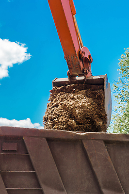 포토 JPG 해외이미지 산업 도로 지구 모래 하늘 사람없음 파란색 힘 기계 흙 장비 화물 업무 큼 땅 불도저 굴착기 삽 버리기 발굴 양동이 국자 먼지 트랙터 짐차 무거움 땅바닥 땅파기 로딩 채석 해외202309 해외포토 길 컬러 교통시설 모션 자동차 주방용품 바닥 운송업 작업 중장비 무게 크기 농기계 특수차량 파일형식