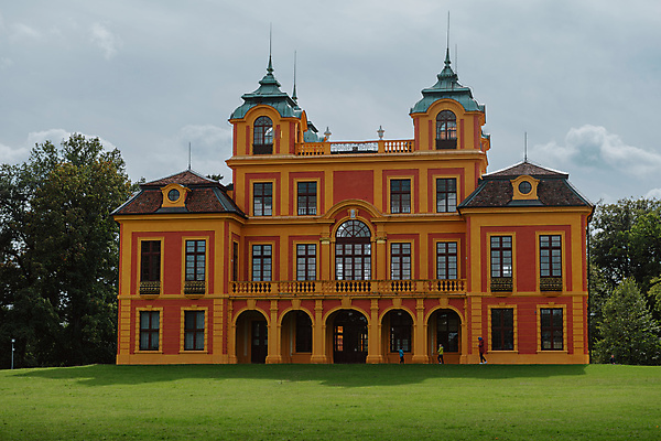 포토 JPG 해외이미지 전통 외관 꽃 유럽 여행 밭 건축양식 자연 하늘 지붕 벽돌 주택 독일 한명 야외 건물 목재 장식 초록색 뷰티 교회 마을 수확 시골 도시 숲 작음 시골집 알프스 장면 랜드마크 옛날 해외202309 해외포토 나무 식물 1 건축물 건축 나라 컬러 농업 재료 종교건축 사람 크기 생태계 파일형식