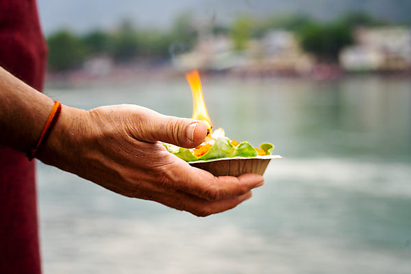 포토 JPG 해외이미지 전통 손 꽃 종교 문화 꽃무늬 불 사람없음 물 빛 축제 기도 램프 축하 잡기 의식 인도인 심볼 예배 등잔 숭배 여신 힌두교 제의 해외202309 해외포토 자연요소 외국인 식물 컨셉 무늬 모션 조명 동양인 신체부위 파일형식