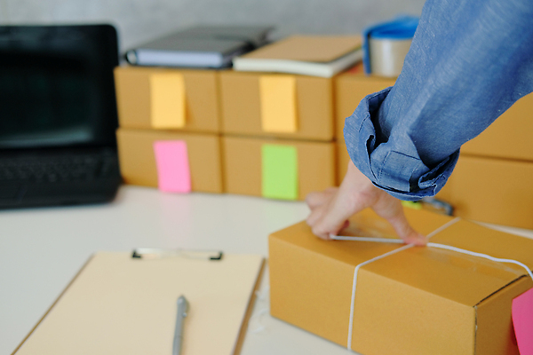 포토 JPG 해외이미지 손 신체부위 노트북 상자 펜 공책 메모지 끈 책상 준비 테이프 분류 서류판 해외202309 해외포토 가구 문구용품 사람 전자제품 필기구 사무용품 파일형식