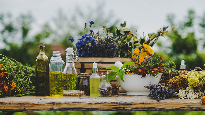 포토 JPG 해외이미지 식물 전통 배너 꽃 음료 건조 건강 사람없음 치료 약 모임 수확 시골 약초 허브 준비 아로마 아로마테라피 테라피 물약 내추럴 금잔화 돌봄 에센스 자연요법 치료제 투입 카피스페이스 해외202309 해외포토 농업 의학 모션 뷰티 화장품 공백 풀_식물 파일형식