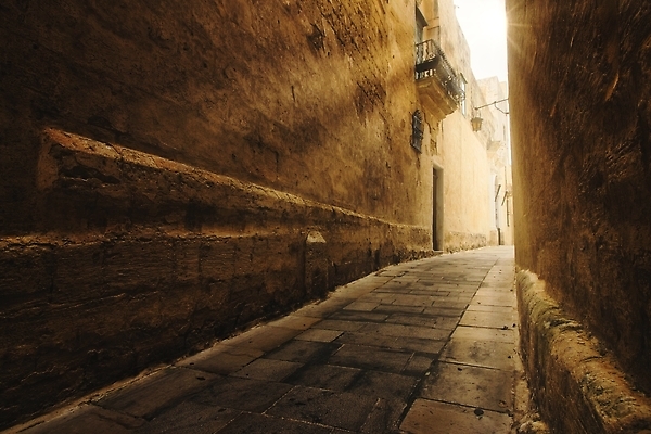포토 JPG 해외이미지 문화 길 벽 여행 백그라운드 건축양식 휴가 벽돌 거리 사람없음 건물 빛 햇빛 태양 여행객 마을 어둠 광선 발코니 바위 도시 복도 중세 역사 보행로 지중해 통로 좁은 타운 구역 몰타섬 옛날 비어있는 해외202309 해외포토 자연요소 건축물 건축 바다 섬 사람 돌_바위 몰타 파일형식