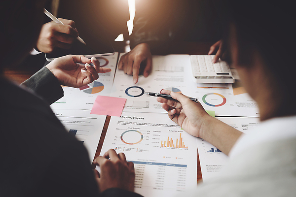 포토 JPG 해외이미지 상의 비즈니스 통신 성공 그래프 설계 동양인 여러명 금융 경제 사무실 공연 계산기 성장 비즈니스맨 비즈니스우먼 계산 계획 상담원 위험 대표 고객 분석 동료 계약 보고서 경영자 문서 투자 바쁨 이익 해결 경영 마케팅 세금 예산 자금 투자자 유대감 브레인스토밍 해외202309 해외포토 옷 여자 남자 다수 컨셉 돈 관계 문구용품 사람 인종 이벤트 장비 직장인 사무원 리더 파일형식