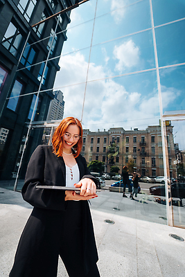 포토 JPG 해외이미지 백인 직업 학생 라이프스타일 계절 여자 행복 비즈니스 사업가 성공 거리 갈색머리 한명 서기 사람 야외 건물 노트북 컴퓨터 유행 걷기 봄 도시 업무 비즈니스우먼 자신감 종업원 시티라이프 스타일 해외202309 해외포토 서양인 1 헤어스타일 건축물 감정 컨셉 모션 생활 전자제품 작업 직장인 파일형식