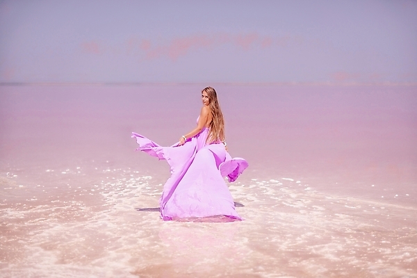 포토 JPG 해외이미지 전신 원피스 여자 바다 한명 성인 옆모습 화려 소금 성인여자한명만 핑크리본 해외202309 해외포토 1 옷 리본 뷰포인트 컨셉 사람 여자한명만 성인여자만 파일형식