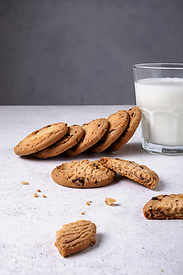 포토 JPG 해외이미지 전통 라이프스타일 음료 음식 컨셉 다이어트 유리 탁자 아침 디저트 유제품 새해 주택 건강 사람없음 산타클로스 쌓기 쿠키 주방 초콜릿 우유 흰색 시골 신선 그룹 달콤 맛 아침식사 상품 낟알 유혹 굽기 먹기 칼로리 충동구매 단백질 오트밀 정물화 칼슘 핸드메이드 귀리 맛있는 해외202309 해외포토 주간 컬러 가구 크리스마스 모션 재질 곡류 건물 생활 쇼핑 식사 구이 그림 과소비 영양소 파일형식