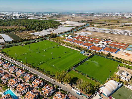 포토 JPG 해외이미지 라이프스타일 스포츠 백그라운드 밭 놀이 안테나 건강 경기 사람없음 야외 건물 초록색 축구 경쟁 테니스 게임 도시 센터 시설 체육관 지역 직사각형 이웃 항공촬영 드론 땅바닥 법정 복잡 비어있는 해외202309 해외포토 도형 건축물 뷰포인트 컬러 컨셉 농업 통신 바닥 생활 구기 파일형식