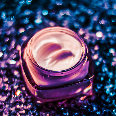 포토 JPG 해외이미지 근접촬영 사람없음 반짝임 컬러풀 보라색 고급 피부관리 스킨케어 기초화장품 수분크림 해외202309 해외포토 뷰포인트 컬러 컨셉 모션 뷰티 화장품 파일형식