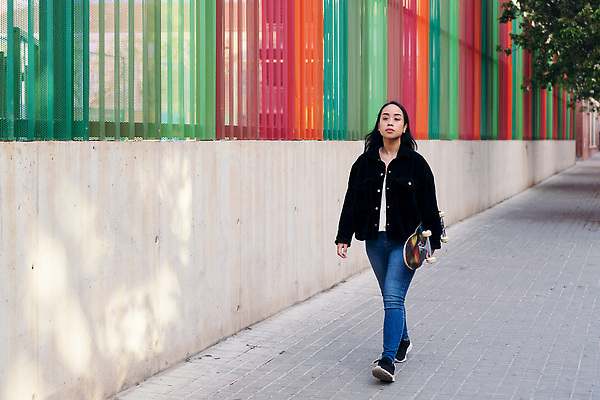 포토 JPG 해외이미지 1 학생 라이프스타일 외관 여자 거리 한명 사람 동양인 20대 10대 청춘 컬러풀 산책 스케이트 도시 스케이트보드 시원함 스케이터 사춘기 콘크리트 카피스페이스 해외202309 해외포토 스포츠용품 컬러 컨셉 청소년 휴식 운동선수 인종 청년 생활 공백 보드_스포츠 파일형식