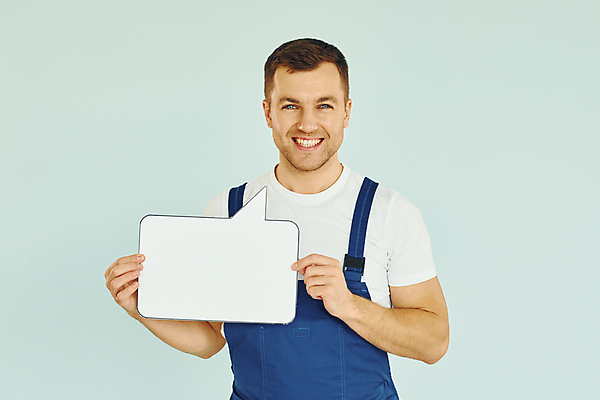 포토 JPG 해외이미지 서양인 남자 말풍선 한명 들기 상반신 성인 앞모습 팻말 성인남자한명만 카피스페이스 해외202309 해외포토 외국인 1 뷰포인트 모션 프레임 사람 공백 남자한명만 성인남자만 파일형식