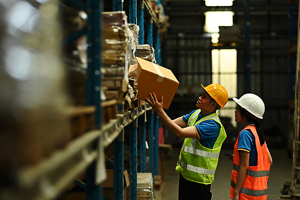 포토 JPG 해외이미지 여자 남자 노동자 선반 들기 상반신 성인 두명 옆모습 아웃포커스 상자 작업장 소프트포커스 안전모 물류 물류창고 안전조끼 성인만 물류센터 해외202309 해외포토 직업 산업 뷰포인트 가구 모션 촬영기법 사람 헬멧 안전장비 창고 파일형식