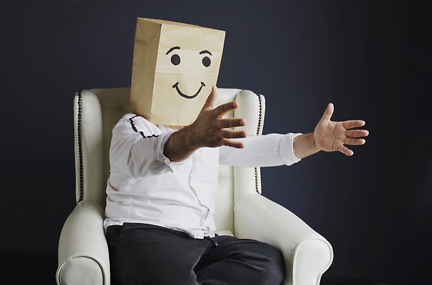 포토 JPG 해외이미지 남자 얼굴 표정 한명 앉기 상반신 성인 옆모습 소파 종이봉투 가림 손내밀기 성인남자한명만 해외202309 해외포토 1 뷰포인트 의자 모션 봉투 사람 손짓 신체부위 남자한명만 성인남자만 파일형식