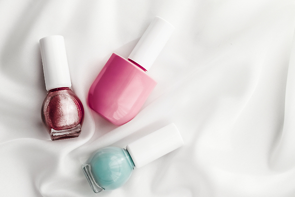 포토 JPG 해외이미지 분홍색 백그라운드 사람없음 우아함 흰배경 매니큐어 구김 카피스페이스 해외포토 컬러 컨셉 모션 화장품 공백 흰색 파일형식