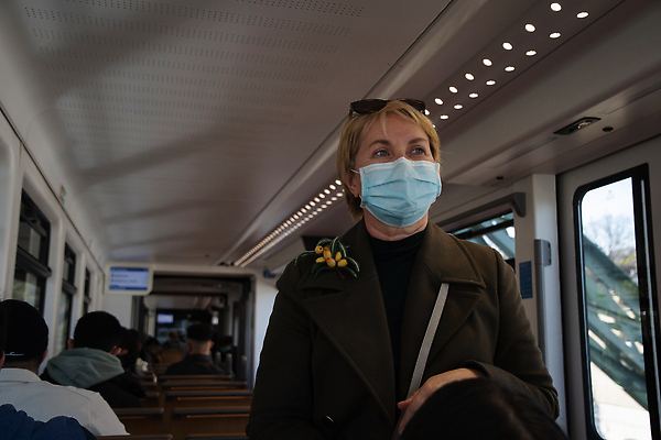 포토 JPG 해외이미지 백인 라이프스타일 여자 행복 여행 창문 버스 한명 미소 사람 앉기 여름 뷰티 여행객 촬영 기찻길 기차 도시 바이러스 승차 셀프카메라 손목시계 전차 승객 일반 특별함 코로나바이러스 안락 락다운 해외202309 해외포토 서양인 1 계절 감정 육상교통 시계 컨셉 장신구 모션 대중교통 표정 생활 사진촬영 파일형식