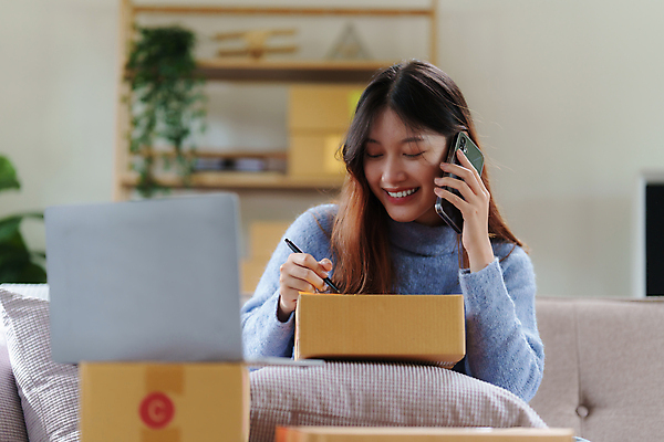 포토 JPG 해외이미지 여자 사업가 한명 웃음 상반신 성인 앞모습 노트북 스마트폰 기록 작업 비즈니스우먼 사장 통화 택배상자 성인여자한명만 해외202309 해외포토 직업 1 뷰포인트 비즈니스 모션 표정 사람 전자제품 핸드폰 스마트기기 상자 직장인 택배 여자한명만 성인여자만 파일형식